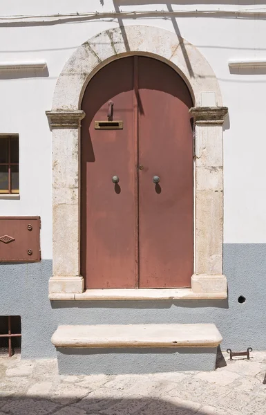 木质门。putignano。普利亚大区。意大利. — 图库照片