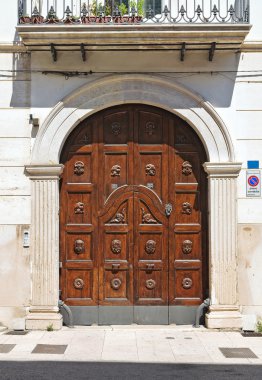 ahşap kapı. Manfredonia. Puglia. İtalya.