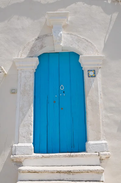 Dřevěné dveře. Mattinata. Puglia. Itálie. — Stock fotografie