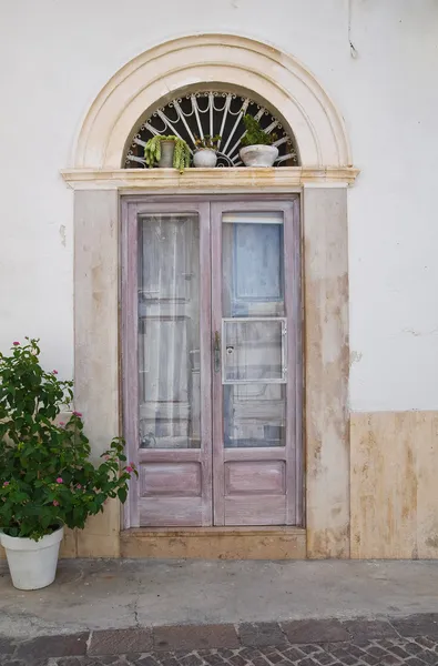 Porta de madeira. Mattinata. Puglia. Itália . — Fotografia de Stock