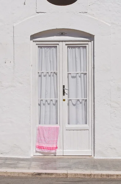 Деревянная дверь. Манфредония. Апулия. Италия . — стоковое фото