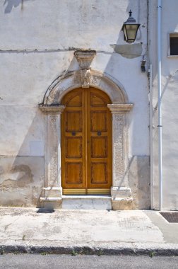 ahşap kapı. Mattinata. Puglia. İtalya.