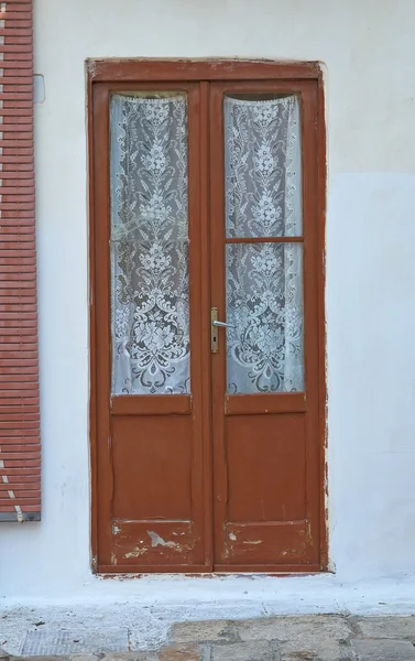Drzwi drewniane. Mesagne. Puglia. Włochy. — Zdjęcie stockowe