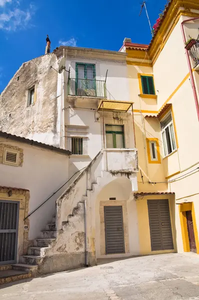 Para o beco. Rodi Garganico. Puglia. Itália . — Fotografia de Stock