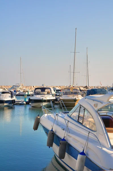 Rodi garganico panoramik manzaralı. Puglia. İtalya. — Stok fotoğraf