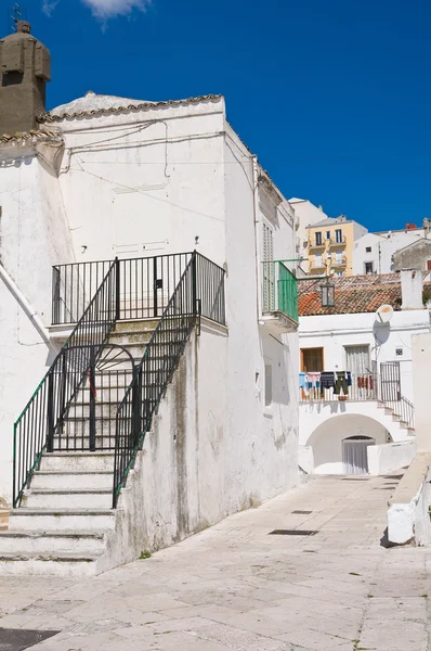 Para o beco. Monte Sant 'Angelo. Puglia. Itália . — Fotografia de Stock