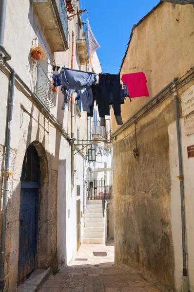 Alleyway. Monte Sant'Angelo. Puglia. Italy. — Stock Photo, Image