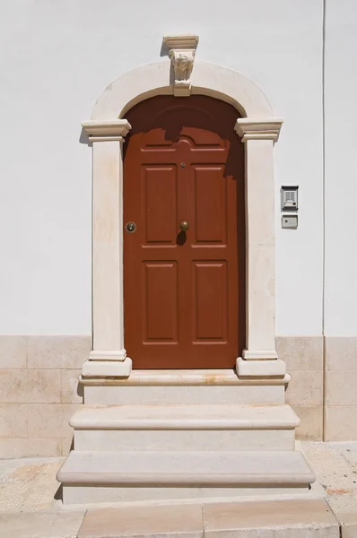 Puerta de madera. Monte Sant 'Angelo. Puglia. Italia . — Foto de Stock