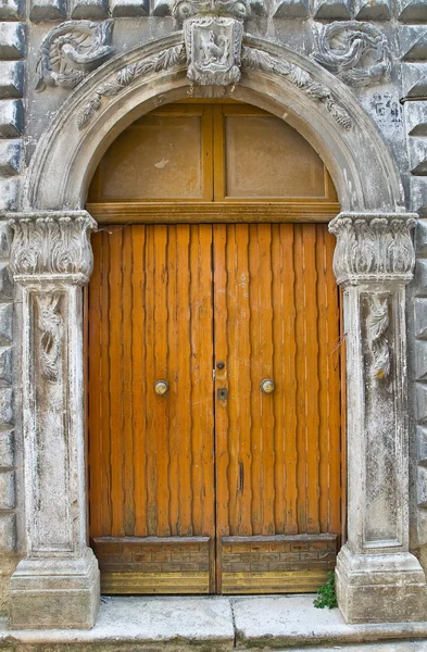 木製のドア。イスキテッラ。プーリア州。イタリア. — ストック写真