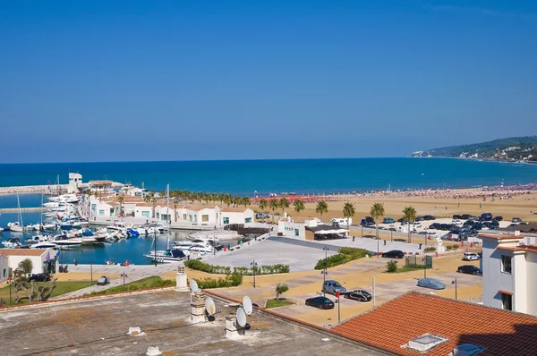 Panoramablick auf rodi garganico. Apulien. Italien. — Stockfoto