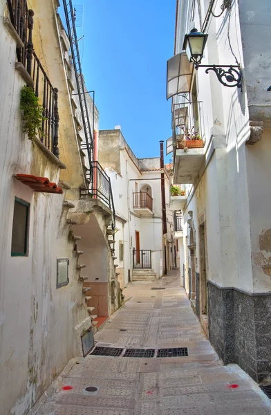 Alleyway. Ischitella. Puglia. Italy. — Stock Photo, Image