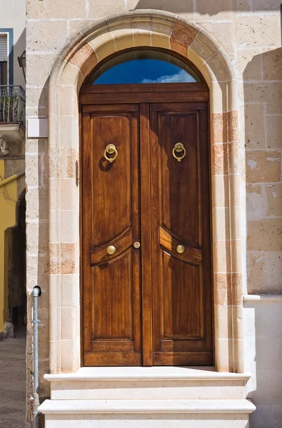 Puerta de madera. Manduria. Puglia. Italia . — Foto de Stock