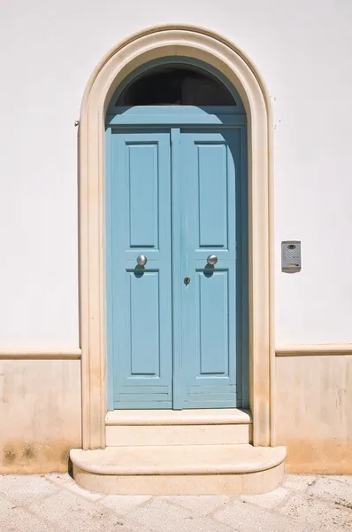 Ahşap kapı. Maruggio. Puglia. İtalya. — Stok fotoğraf