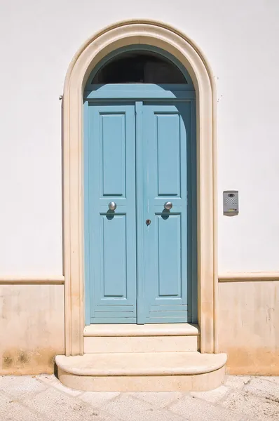 Trädörr. Maruggio. Puglia. Italien. — Stockfoto