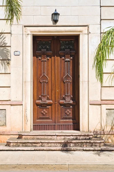 Drzwi drewniane. Maruggio. Puglia. Włochy. — Zdjęcie stockowe
