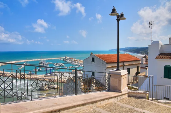 Panoramatický pohled na rodi garganico. Puglia. Itálie. — Stock fotografie