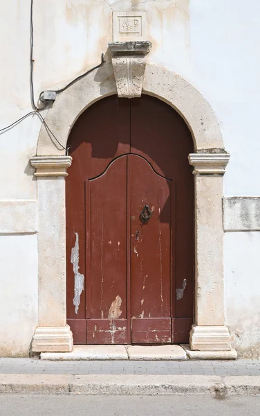Drzwi drewniane. Rodi garganico. Puglia. Włochy. — Zdjęcie stockowe