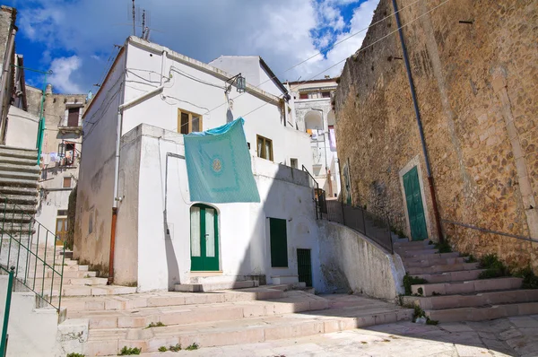 Para o beco. Monte Sant 'Angelo. Puglia. Itália . — Fotografia de Stock