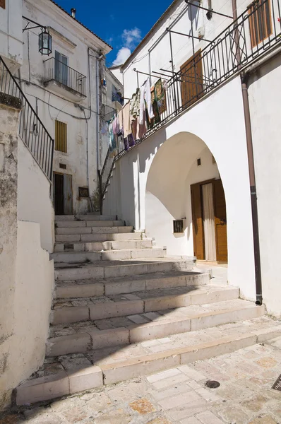 Alleyway. Monte Sant'Angelo. Puglia. Italy. — Stock Photo, Image