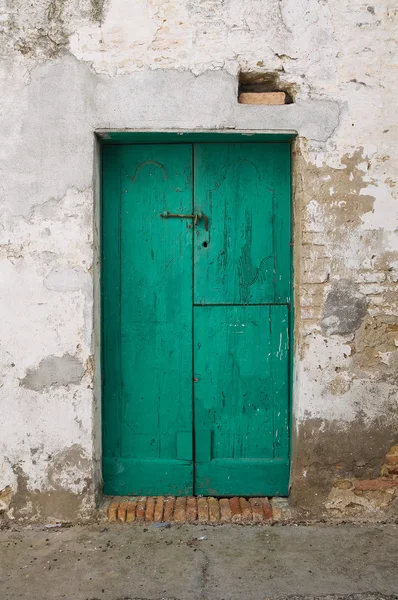 Drzwi drewniane. Pisticci. Basilicata. Włochy. — Zdjęcie stockowe