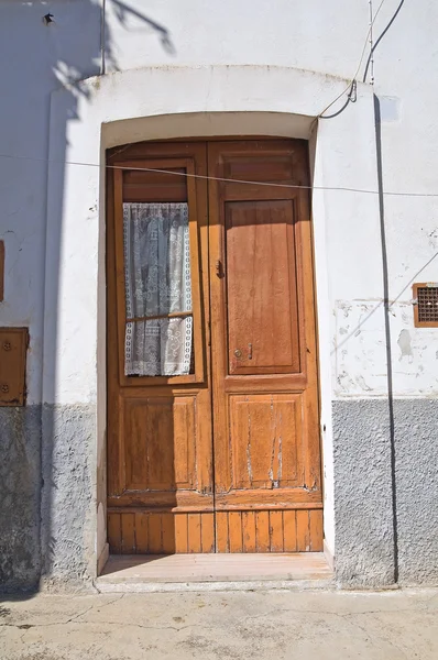 木製のドア。ピスチッチ。バジリカータ州。イタリア. — ストック写真