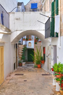 Ara sokakta. Noci. Puglia. İtalya.