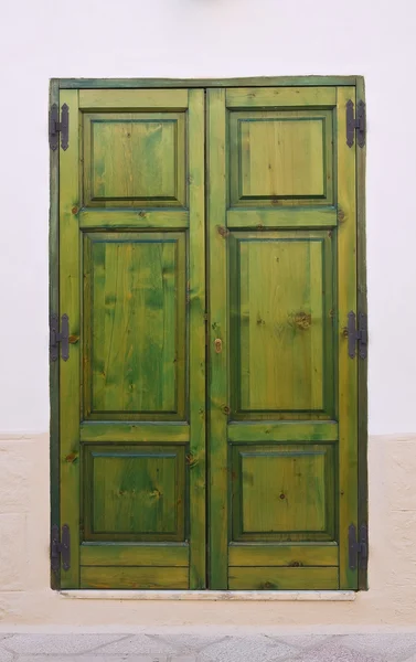 Fából készült ajtó. Maruggio. Puglia. Olaszország. — Stock Fotó