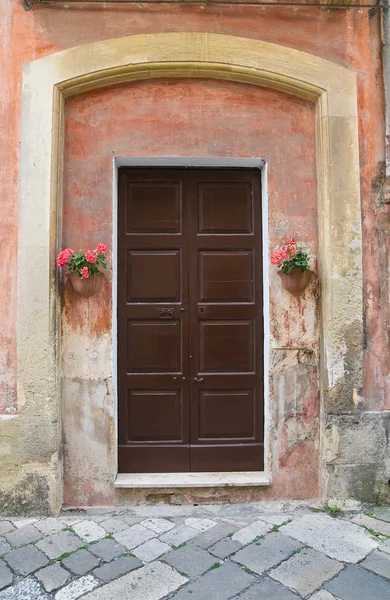 Porta de madeira. Tricase. Puglia. Itália . — Fotografia de Stock