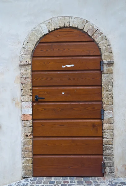 Drzwi drewniane. Montefalco. Umbria. Włochy. — Zdjęcie stockowe