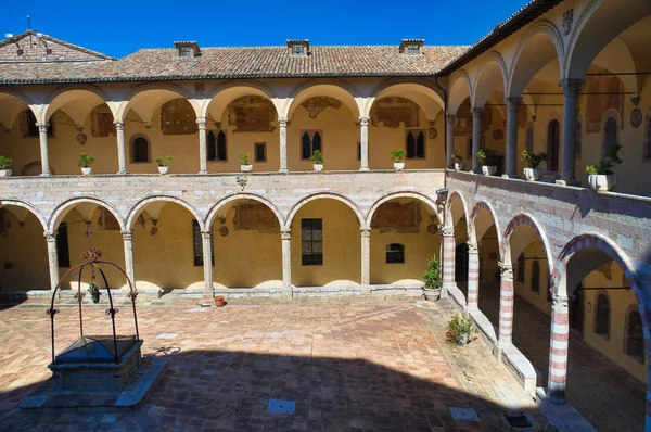 Cloister of St. Francesco Basilica. Assisi. Umbria. Italy. — Stock Photo, Image