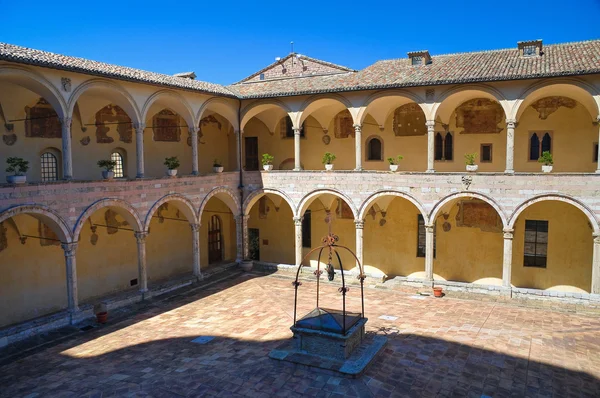 Cloister of St. Francesco Basilica. Assisi. Umbria. Italy. — Stock Photo, Image