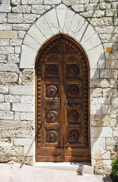 Drzwi drewniane. Asyż. Umbria. Włochy. — Zdjęcie stockowe