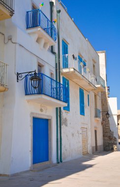 Ara sokakta. Monopoli 'de. Puglia. İtalya.
