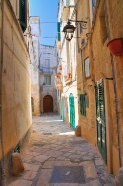 Ara sokakta. Monopoli 'de. Puglia. İtalya.