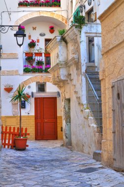 Ara sokakta. Monopoli 'de. Puglia. İtalya.