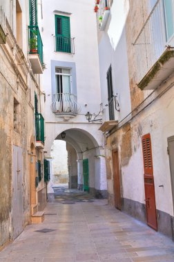 Ara sokakta. Monopoli 'de. Puglia. İtalya.