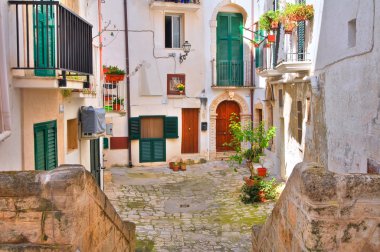 Ara sokakta. Monopoli 'de. Puglia. İtalya.