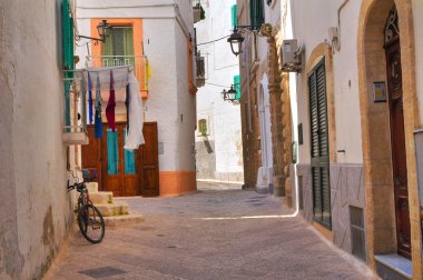 Ara sokakta. Monopoli 'de. Puglia. İtalya.