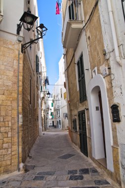 Ara sokakta. Monopoli 'de. Puglia. İtalya.