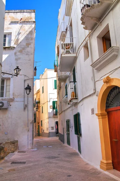 Een steegje. Monopoli. Een Puglia. Italië. — Stockfoto