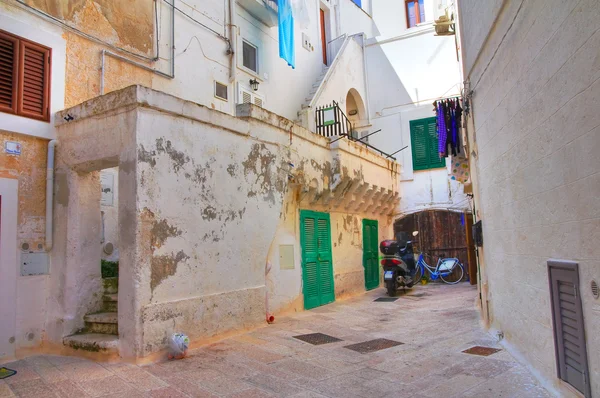 Gasse. Monopoli. Apulien. Italien. — Stockfoto