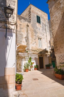 Ara sokakta. Monopoli 'de. Puglia. İtalya.