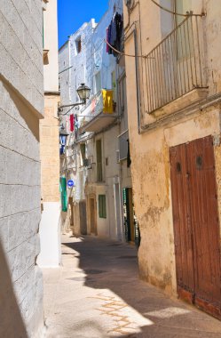 Ara sokakta. Monopoli 'de. Puglia. İtalya.