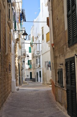 Ara sokakta. Monopoli 'de. Puglia. İtalya.