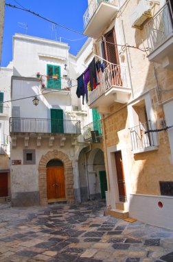 Ara sokakta. Monopoli 'de. Puglia. İtalya.