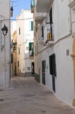Ara sokakta. Monopoli 'de. Puglia. İtalya.