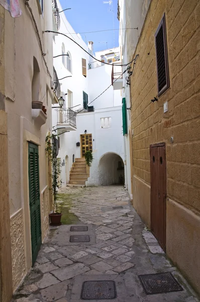 Ara sokakta. Monopoli 'de. Puglia. İtalya. — Stok fotoğraf