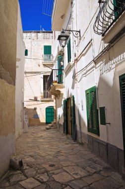 Ara sokakta. Monopoli 'de. Puglia. İtalya.