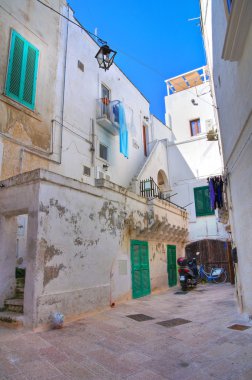 Ara sokakta. Monopoli 'de. Puglia. İtalya.
