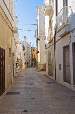 Ara sokakta. Monopoli 'de. Puglia. İtalya.
